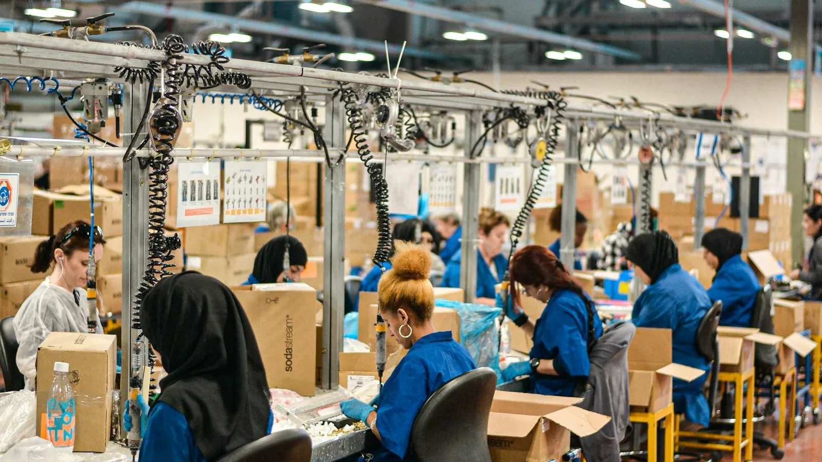 Trabajadores en una pequeña empresa de manufactura en Dosquebradas revisando su operación