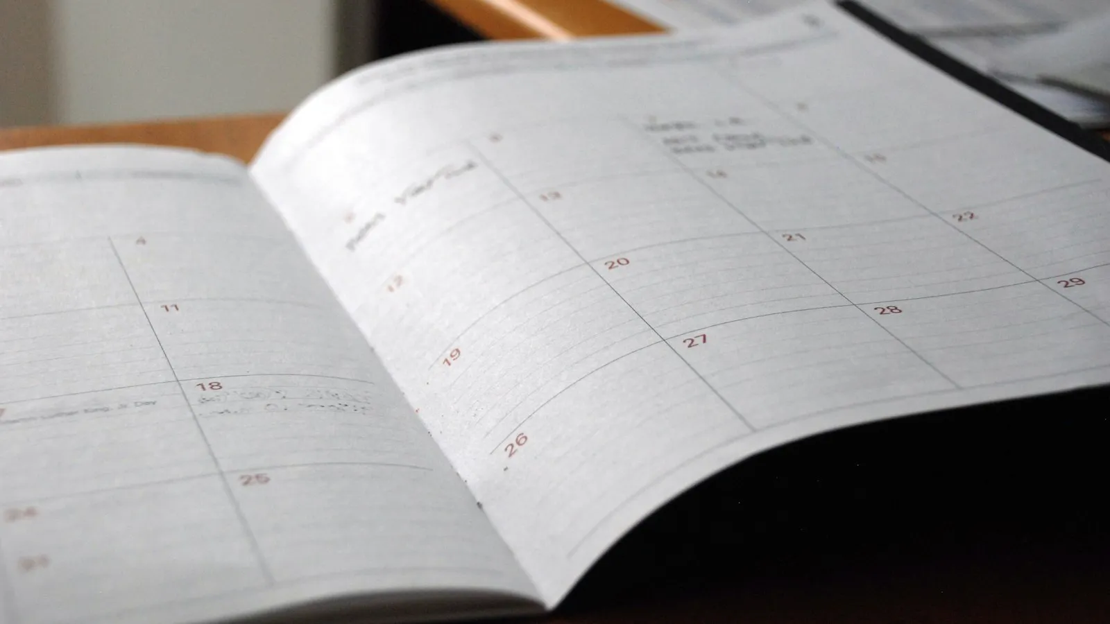 Calendario y agenda sobre un escritorio con fechas de obligaciones tributarias