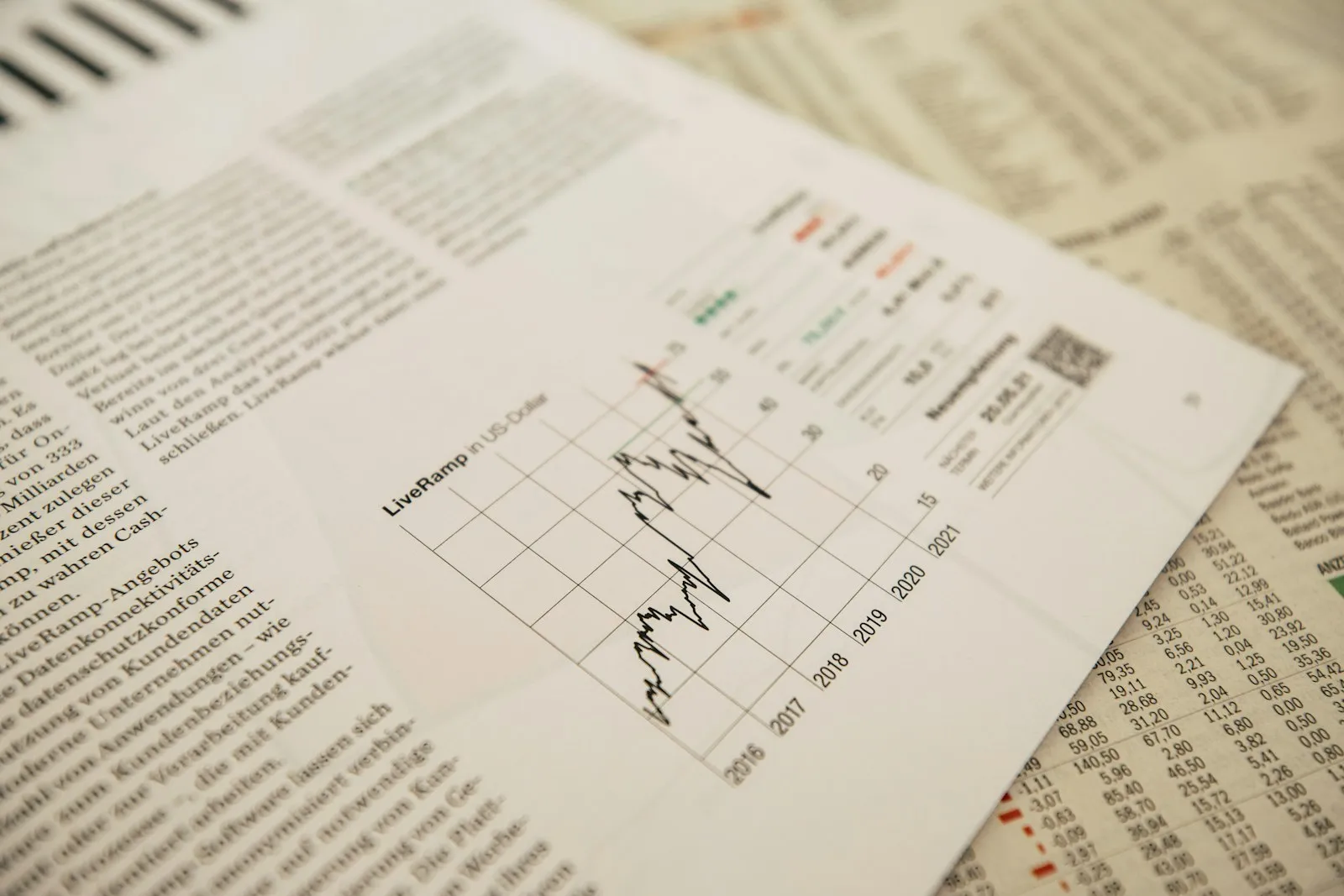 Dueño de negocio revisando los estados financieros de su empresa