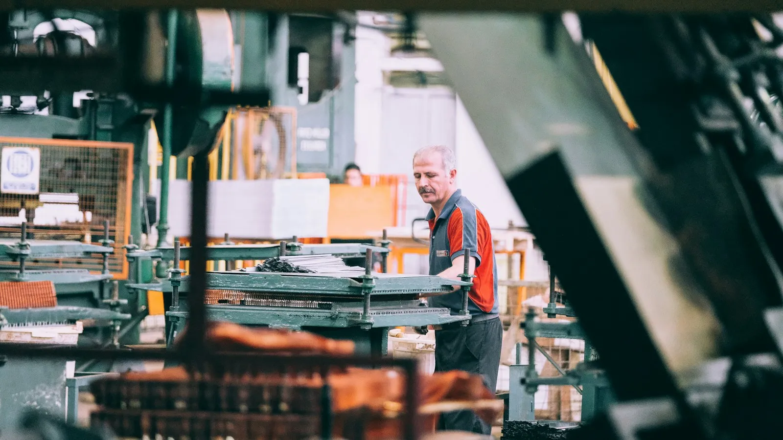 Encargado de producción revisando los costos de manufactura en una pyme de Dosquebradas