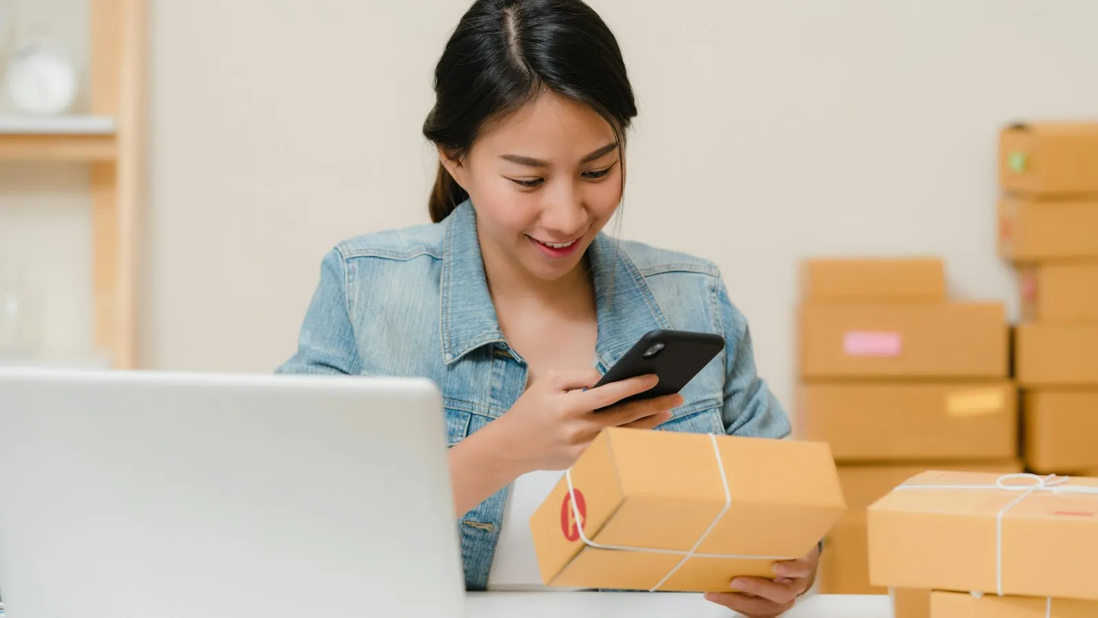 Emprendedora revisando un pedido de su tienda en línea desde casa