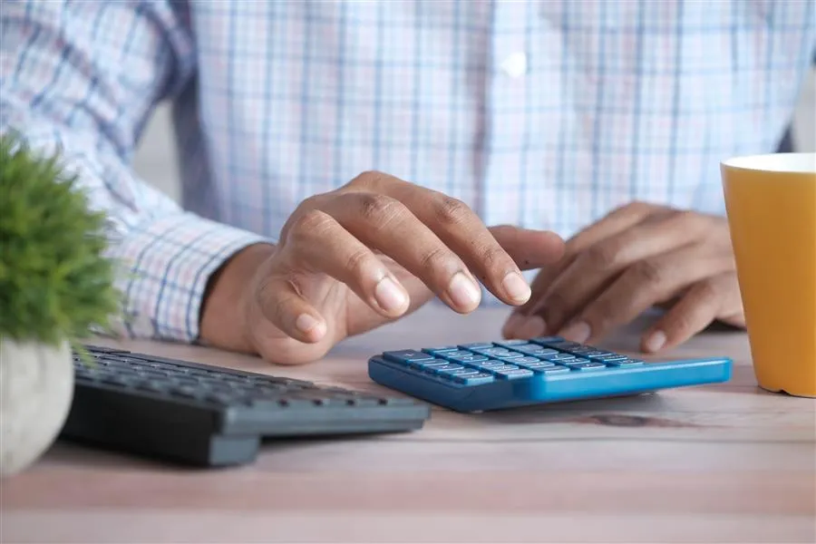 Persona calculando su declaración de renta