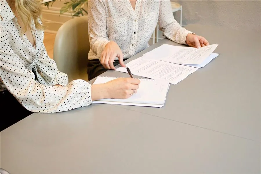 Persona revisando documentos de facturación