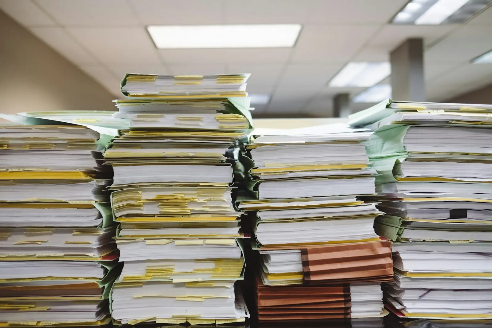 Encargada de nómina revisando el documento soporte de pago de nómina electrónica