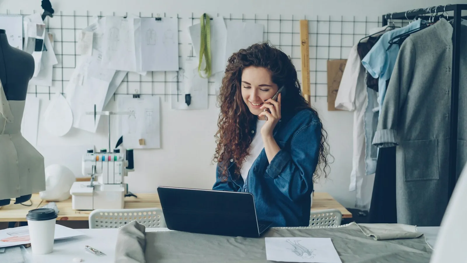 Emprendedor revisando en su computador las opciones de régimen tributario en Colombia